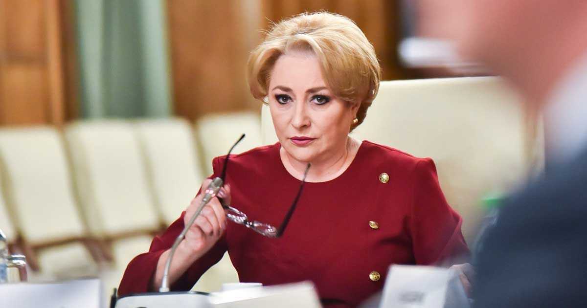 Viorica Dăncilă în platoul unei emisiuni de televiziune, critici la adresa premierului Ilie Bolojan, august 2026
