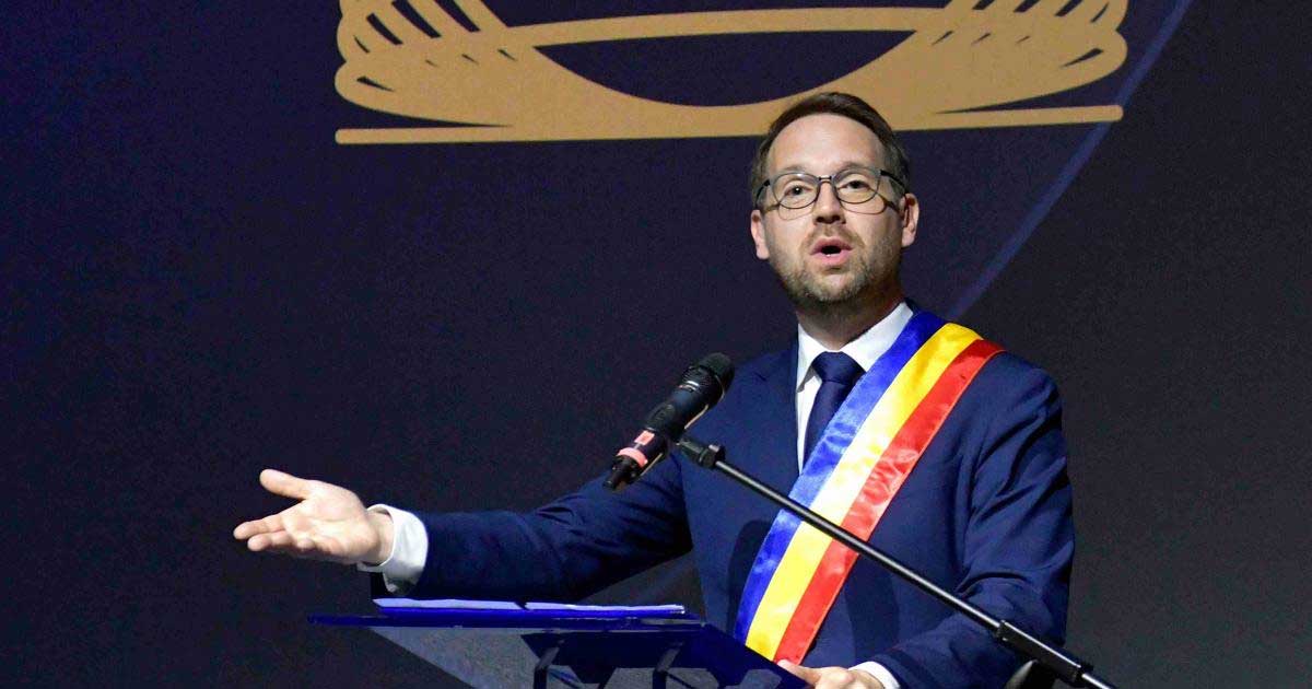 Dominic Fritz în timpul unei declarații publice despre amendamentul care îi vizează mandatul de primar, august 2026