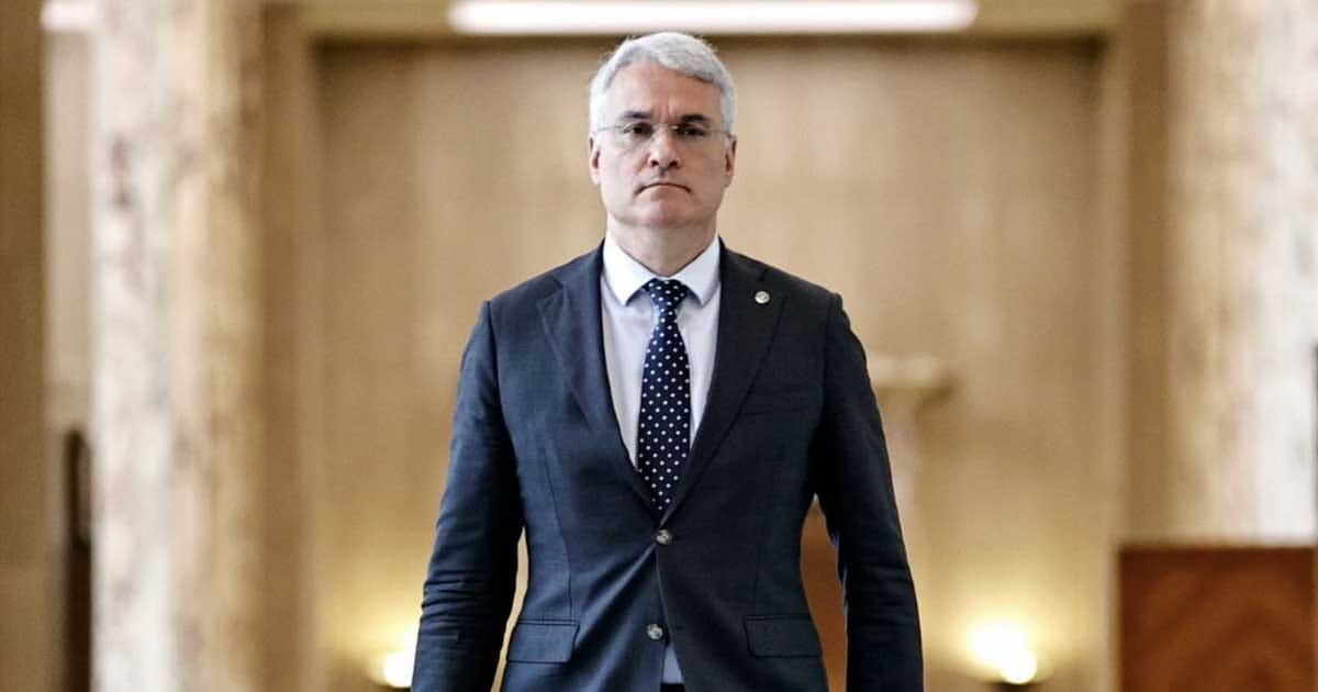 Dragoș Pîslaru la o conferință de presă a Guvernului, în timpul disputei privind PNRR și criza energetică, august 2026