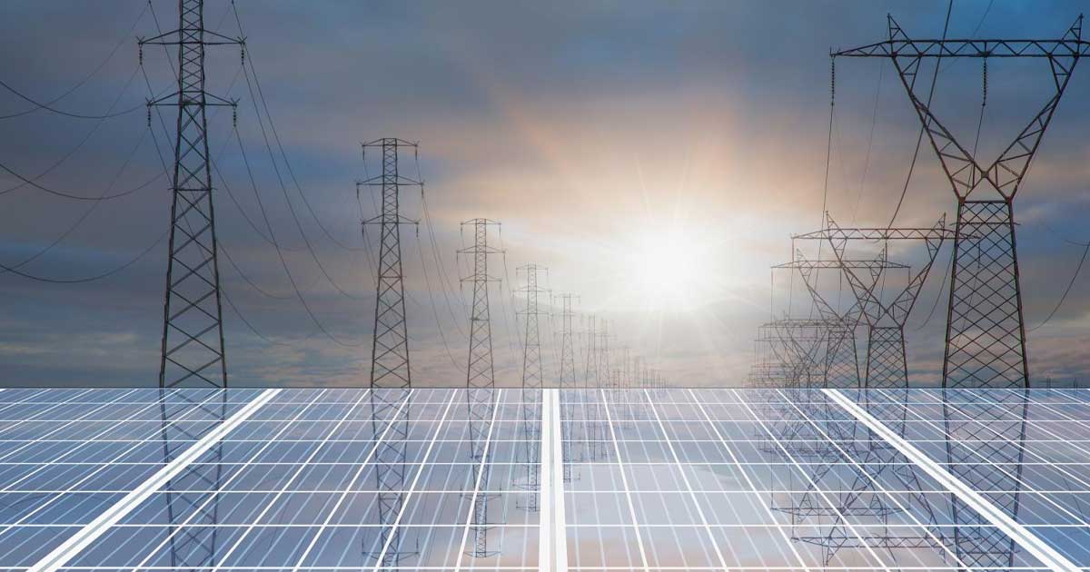Panouri fotovoltaice și linii electrice de înaltă tensiune, sistem energetic național, vara 2026