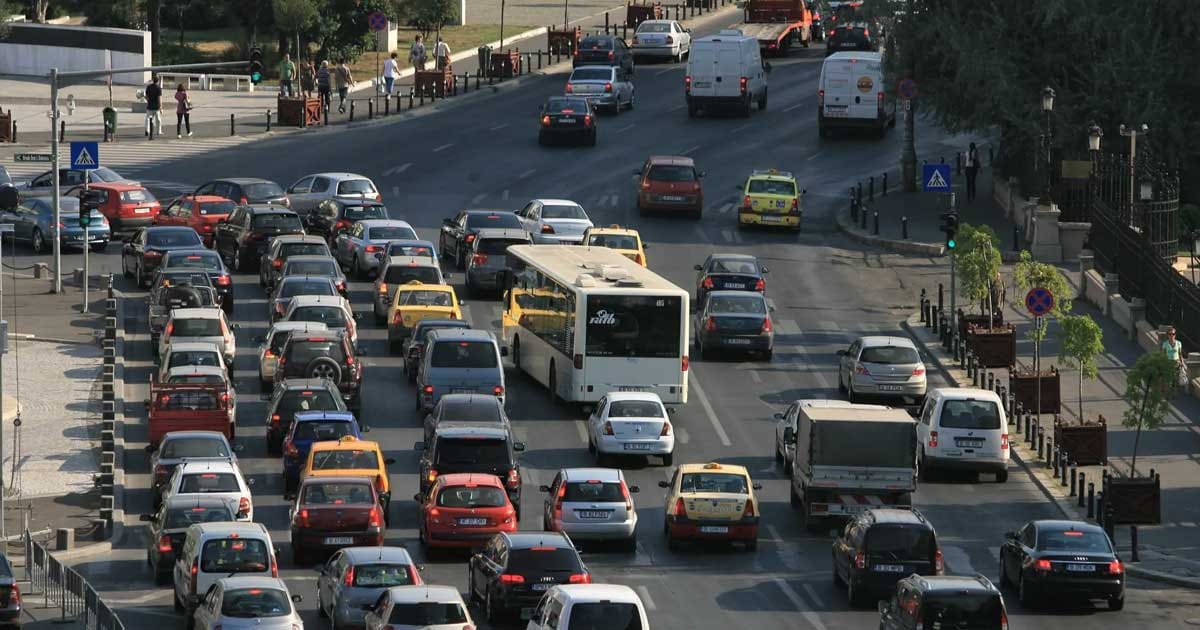 Trafic auto pe o stradă din România, mașini mai vechi vizate de noua taxă europeană ETS2, 2026