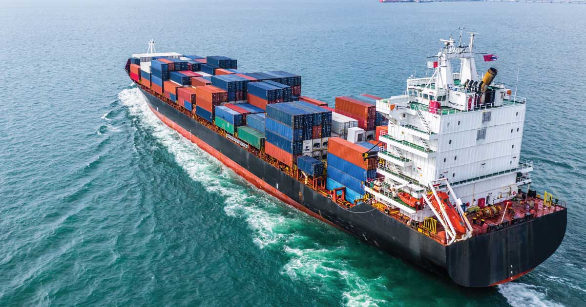intarzieri transport maritim maersk hapag lloyd 2026 271308 Navă cargo încărcată cu containere, simbol al blocajelor din transportul maritim, 2026