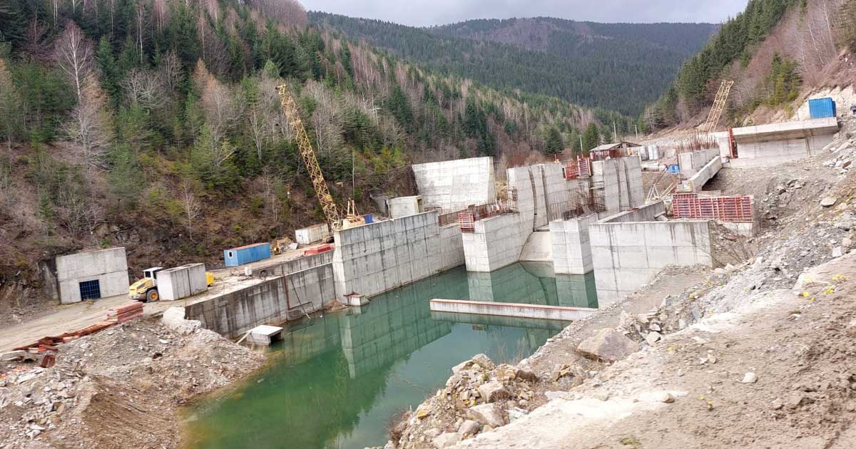 Baraj hidroenergetic neterminat într-o zonă montană din România, context despre legea ariilor naturale protejate, august 2026