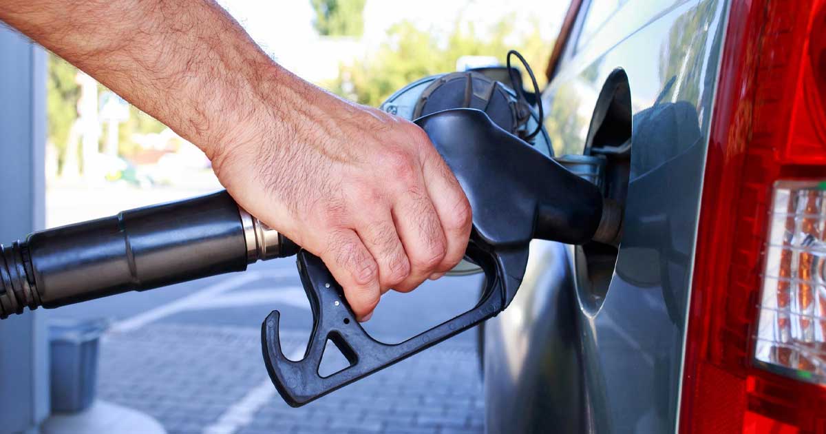 Pompă de benzinărie cu afișaj indisponibil pentru motorină, șofer alimentează mașina, august 2026