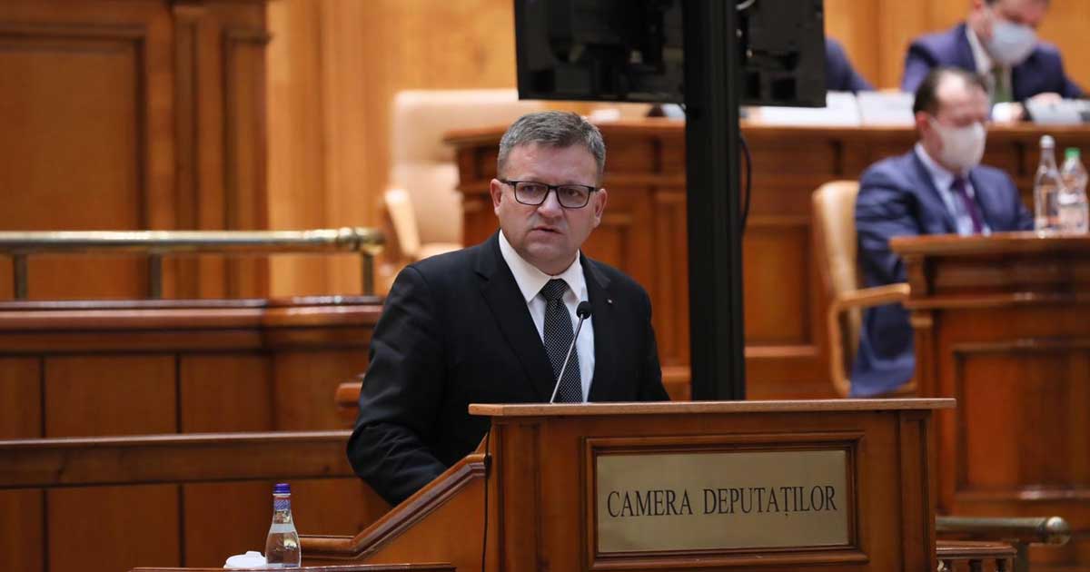 Marius Budăi vorbind în Parlament, dezbatere despre bursele sociale ale elevilor, august 2026