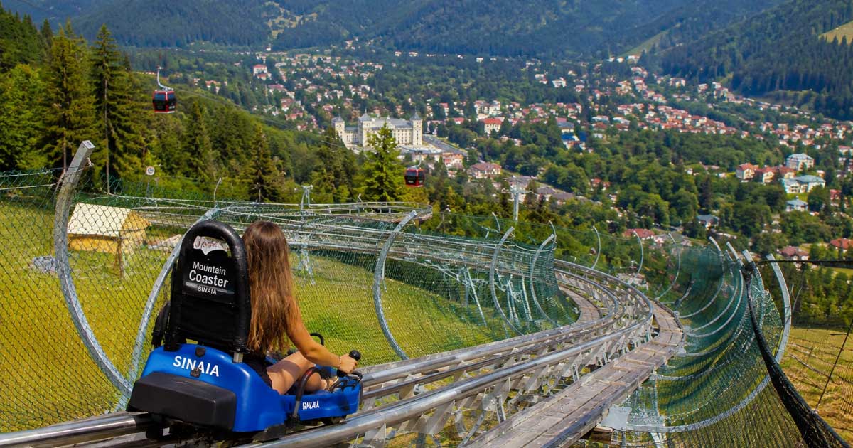 Instalația Mountain Coaster din Sinaia, traseu montan printre brazi, atracție turistică de vară, august 2026