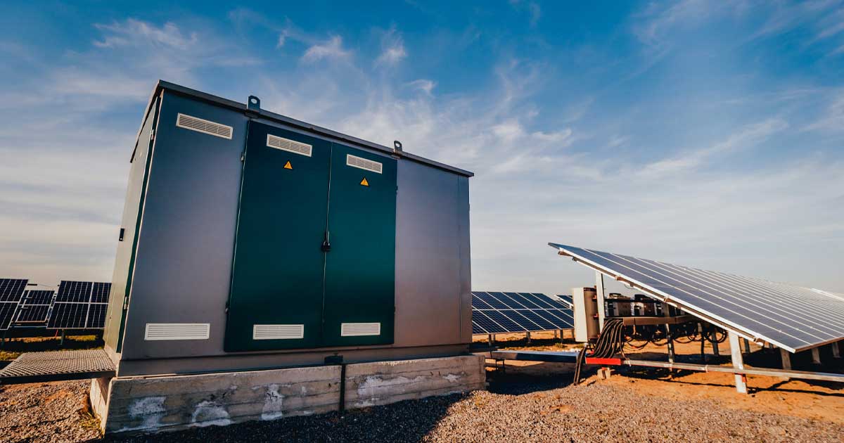 Panouri fotovoltaice și baterie de stocare instalate la o gospodărie din România, august 2026