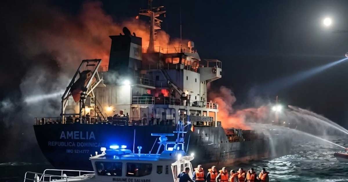 Navă comercială în flăcări pe timp de noapte în Marea Neagră, operațiune de salvare a Gărzii de Coastă, august 2026