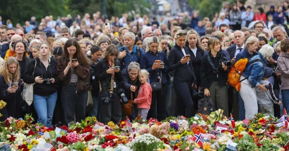 Palatul Regal din Oslo cu flori depuse de norvegieni, după moartea regelui Harald al V-lea, august 2026