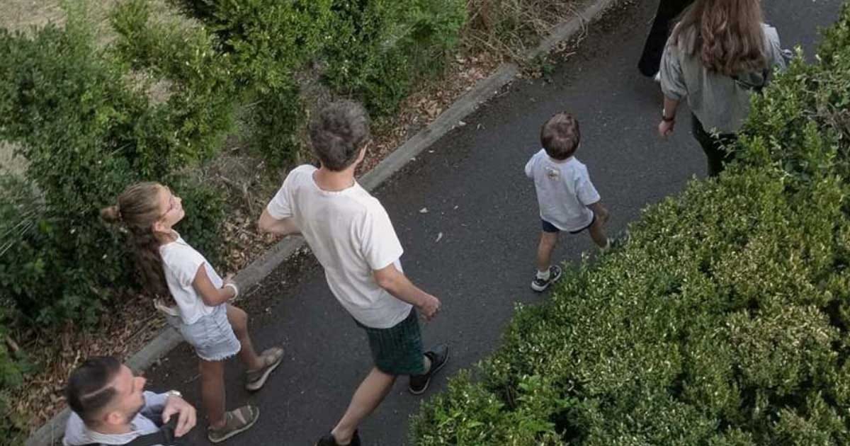 Nicușor Dan în ținută lejeră, tricou și pantaloni scurți, în vizită la rude în Făgăraș, august 2026