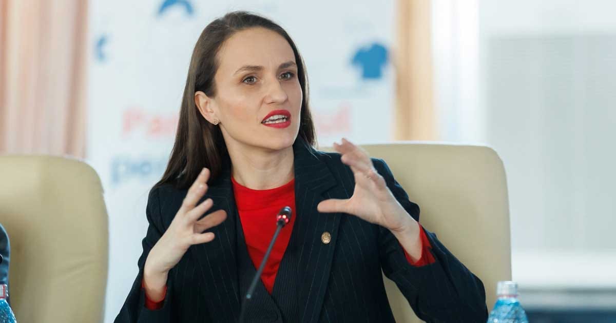 Ministrul interimar de Externe Oana Țoiu în timpul unui interviu, august 2026
