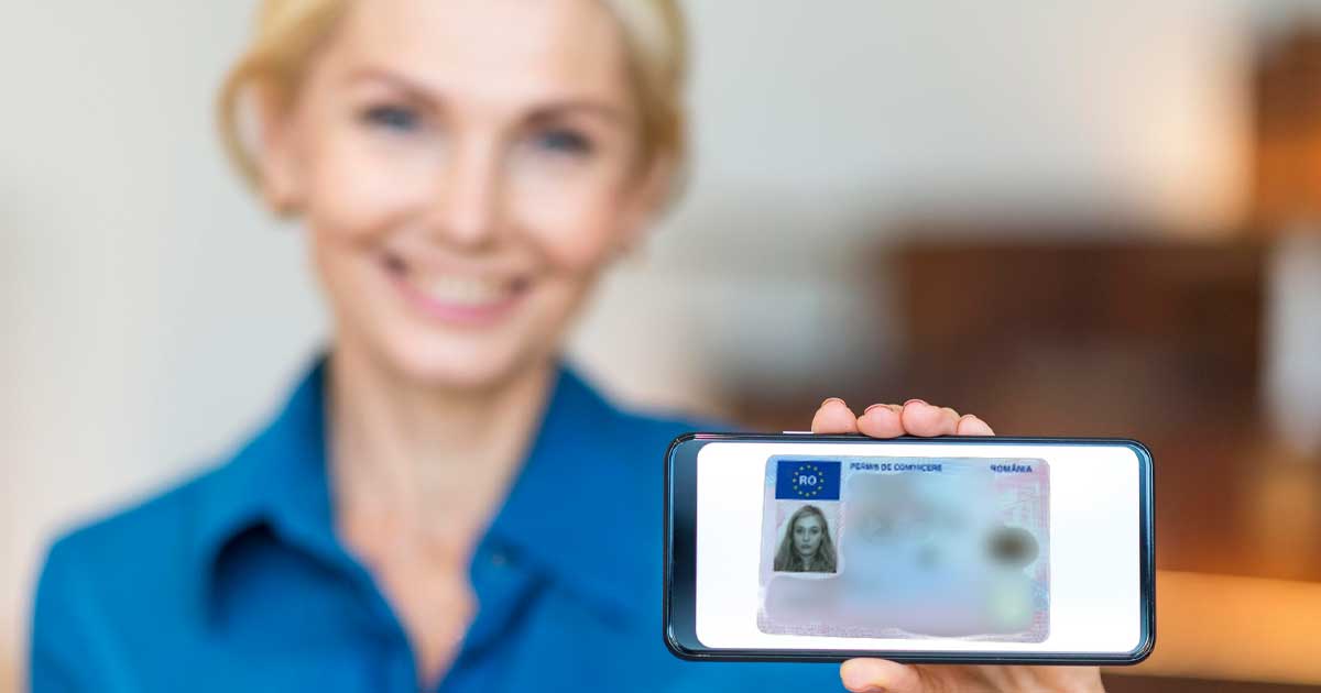 permis conducere digital directiva ue 2026 146317 Permis de conducere românesc alături de un telefon mobil, simbol al noului permis digital european, iulie 2026