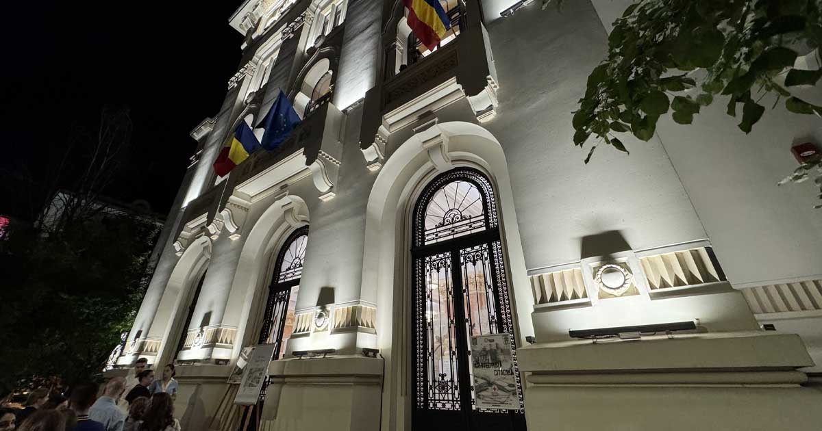 Clădire a unei instituții publice din România, birouri de administrație, funcționari la lucru, august 2026