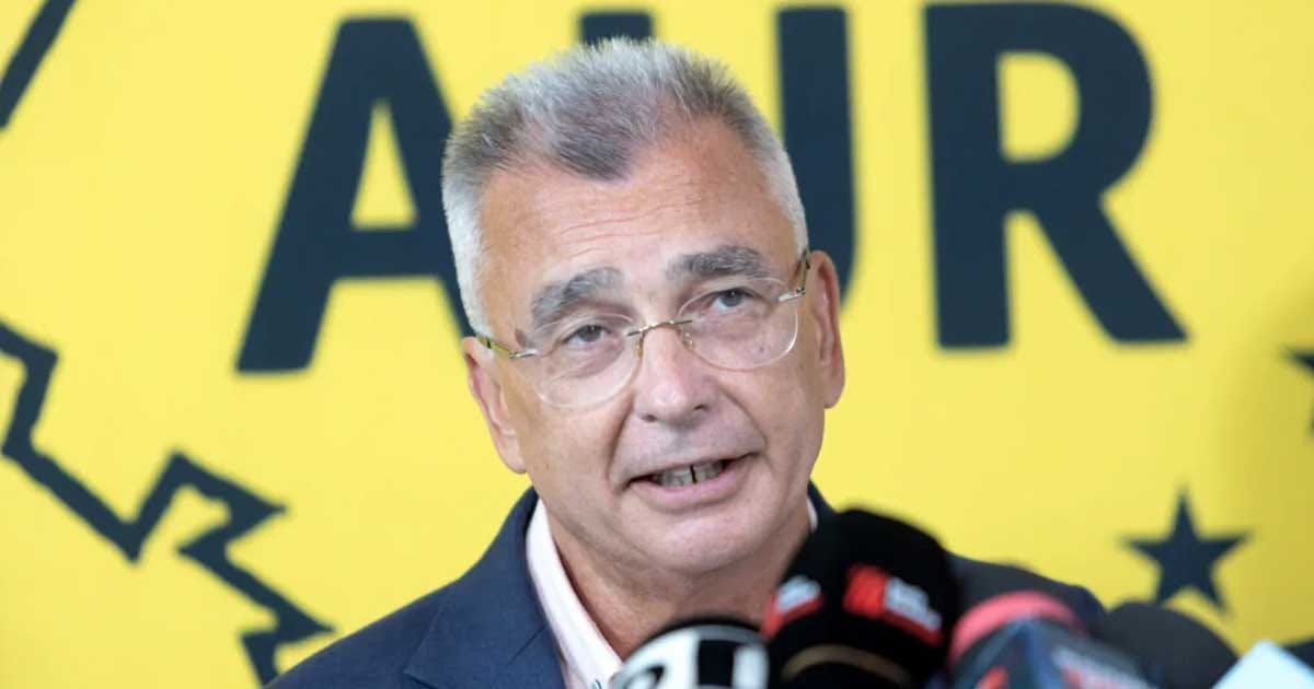 Petrișor Peiu, liderul senatorilor AUR, în timpul unei ședințe de grup la Senat, august 2026