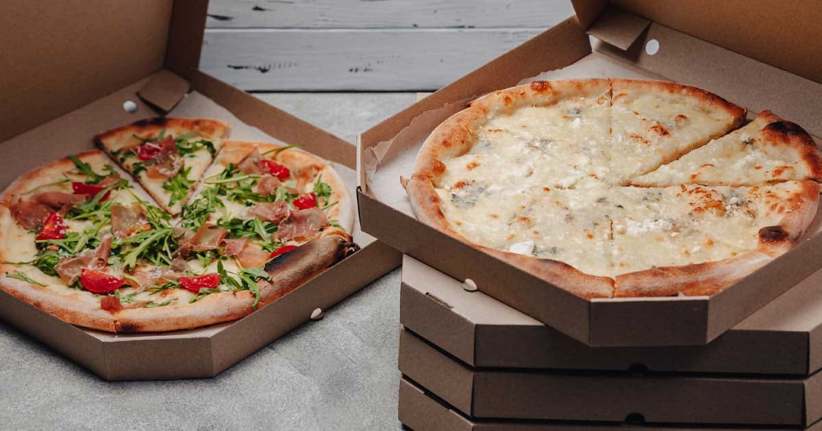 pfas ambalaje alimentare cutii pizza ue 2026 557808 Cutii de pizza și caserole alimentare pe un raft de magazin, simbol al noilor reguli UE privind PFAS, august 2026