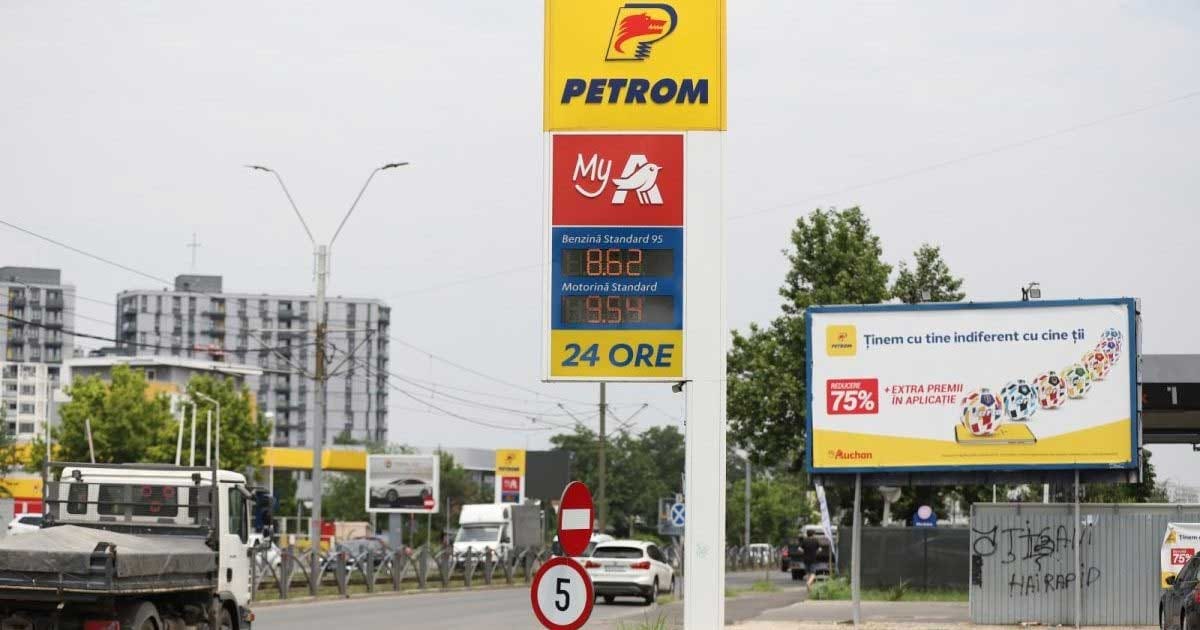 Panou cu prețuri la o benzinărie din România, motorina peste 10 lei pe litru după reducerea accizei, august 2026