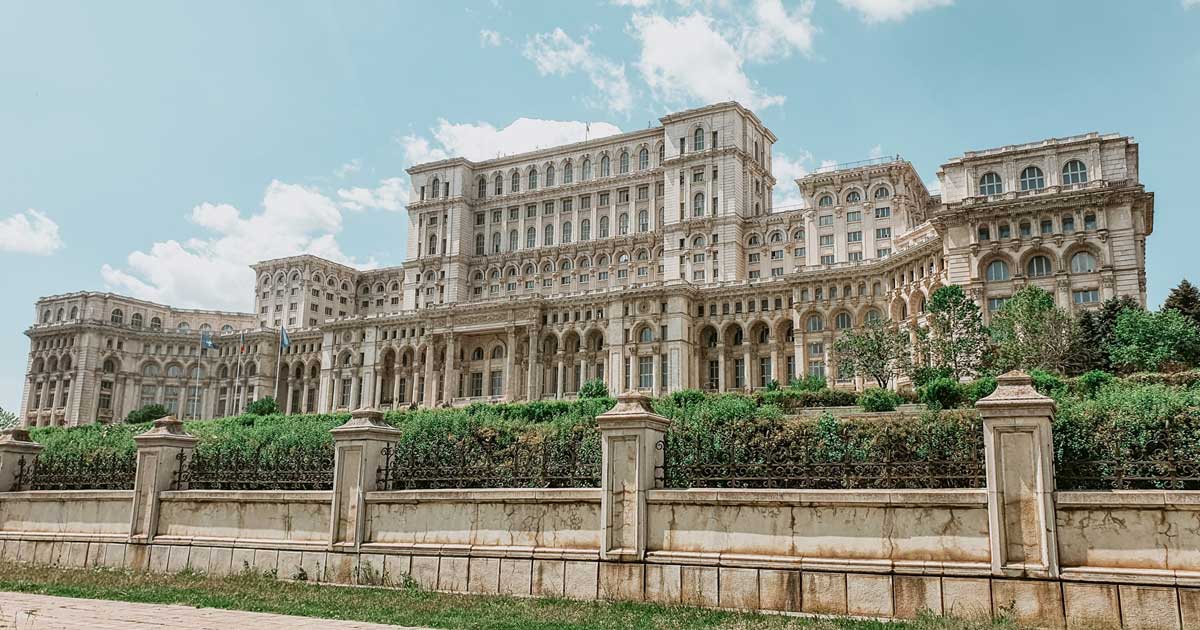 Palatul Parlamentului din București, context despre negocierile pentru o nouă majoritate parlamentară și desemnarea premierului, august 2026