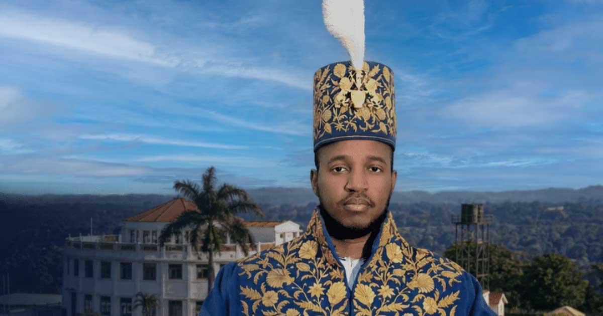 Regele Oyo Nyimba al Regatului Tooro din Uganda în ținută regală, la un eveniment oficial