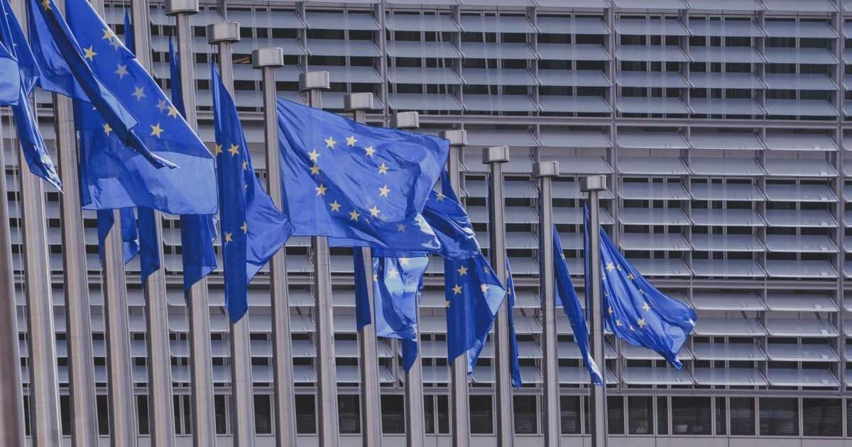 Steaguri ale Uniunii Europene la Bruxelles, simbol al reformei achizițiilor publice, august 2026