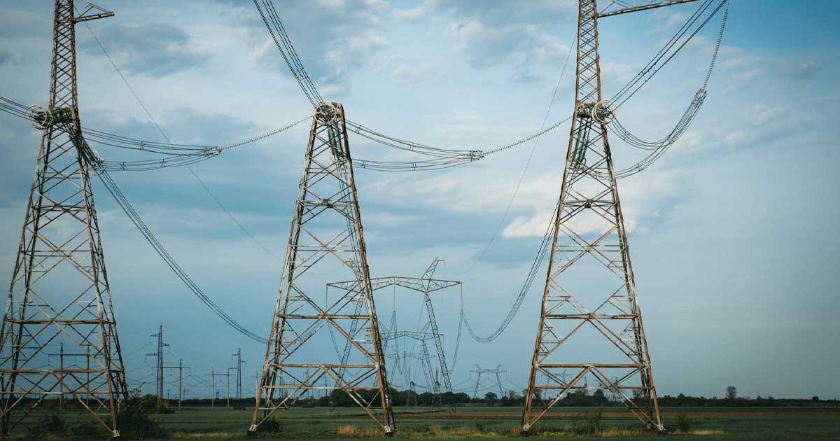 Rețea electrică de distribuție și stâlpi de înaltă tensiune în România, pe fondul crizei energetice, august 2026