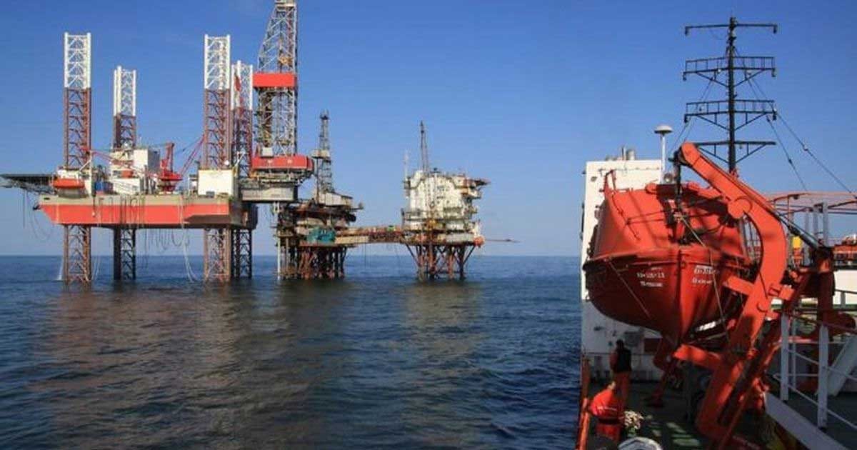 scadere pret petrol sanctiuni iran 2026 807159 Platformă petrolieră și tancuri petroliere pe mare, simbol al pieței globale de petrol, august 2026