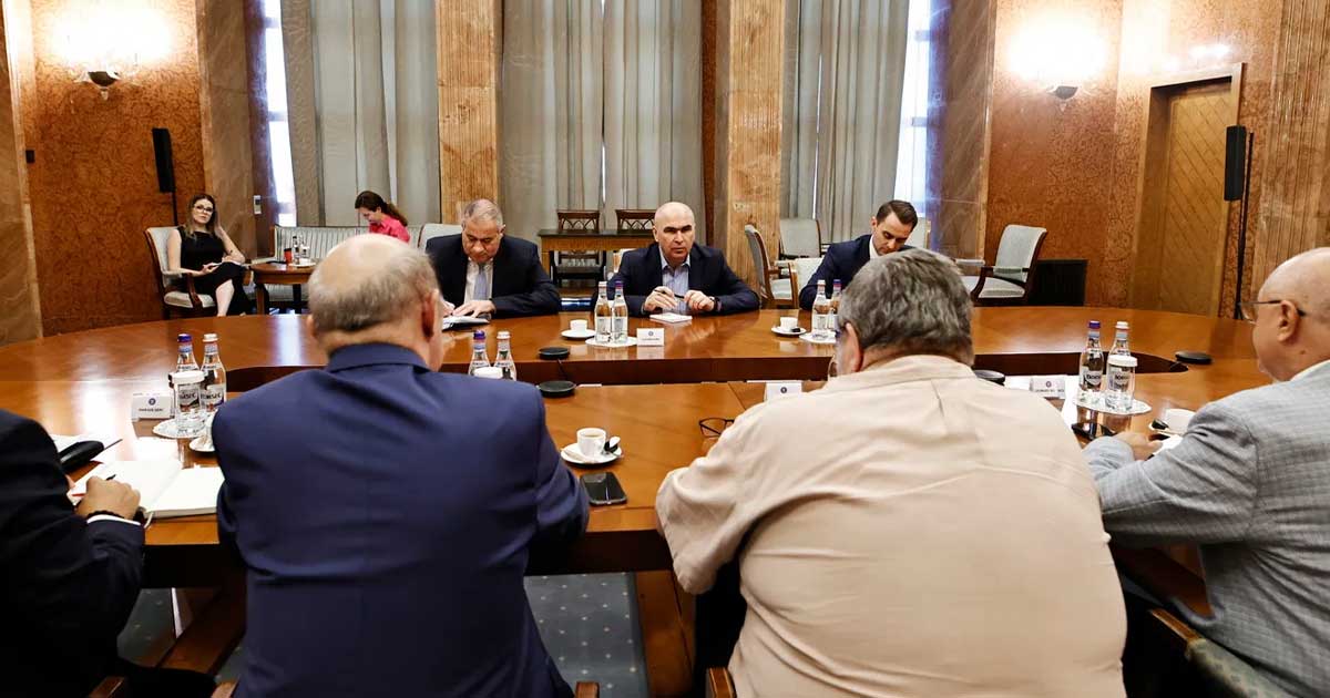 Reprezentanți ai confederațiilor sindicale în timpul unei declarații publice despre Legea salarizării, august 2026