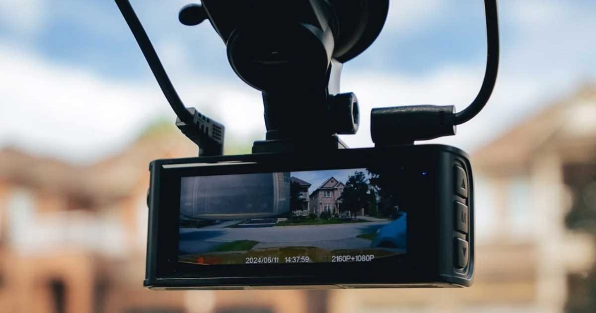 Cameră de bord montată pe parbrizul unei mașini, folosită pentru filmarea abaterilor rutiere din trafic, 2026