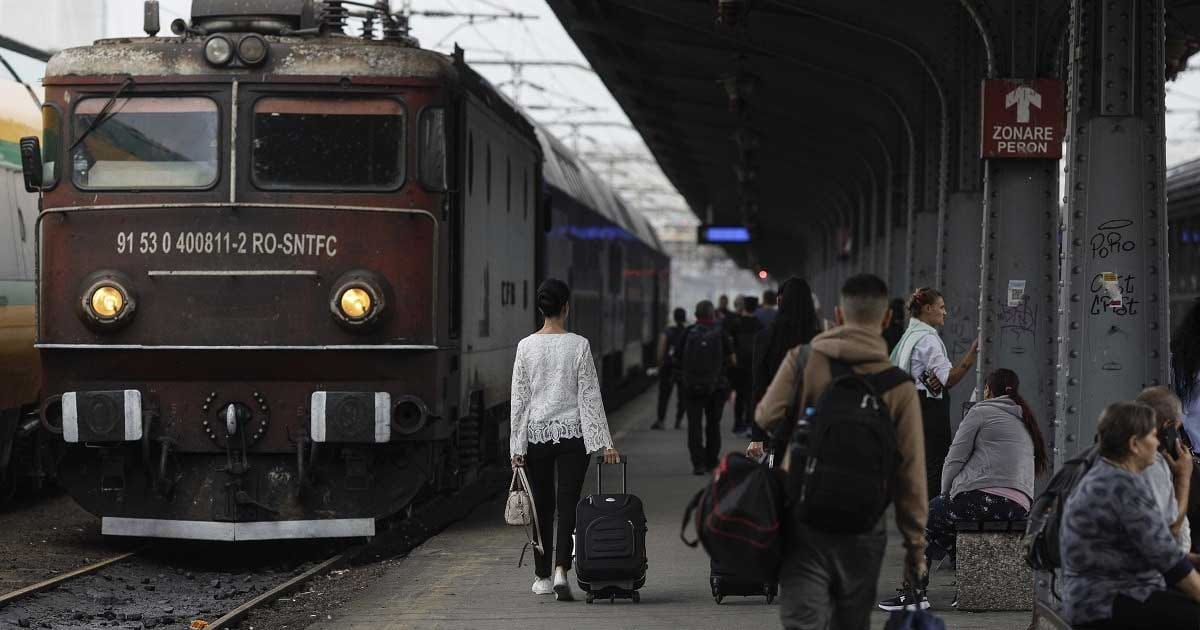 spor salariati tinta cfr 2026 851817 Tren CFR pe peron de gară, ilustrare a sporului motivațional pentru salariați, august 2026