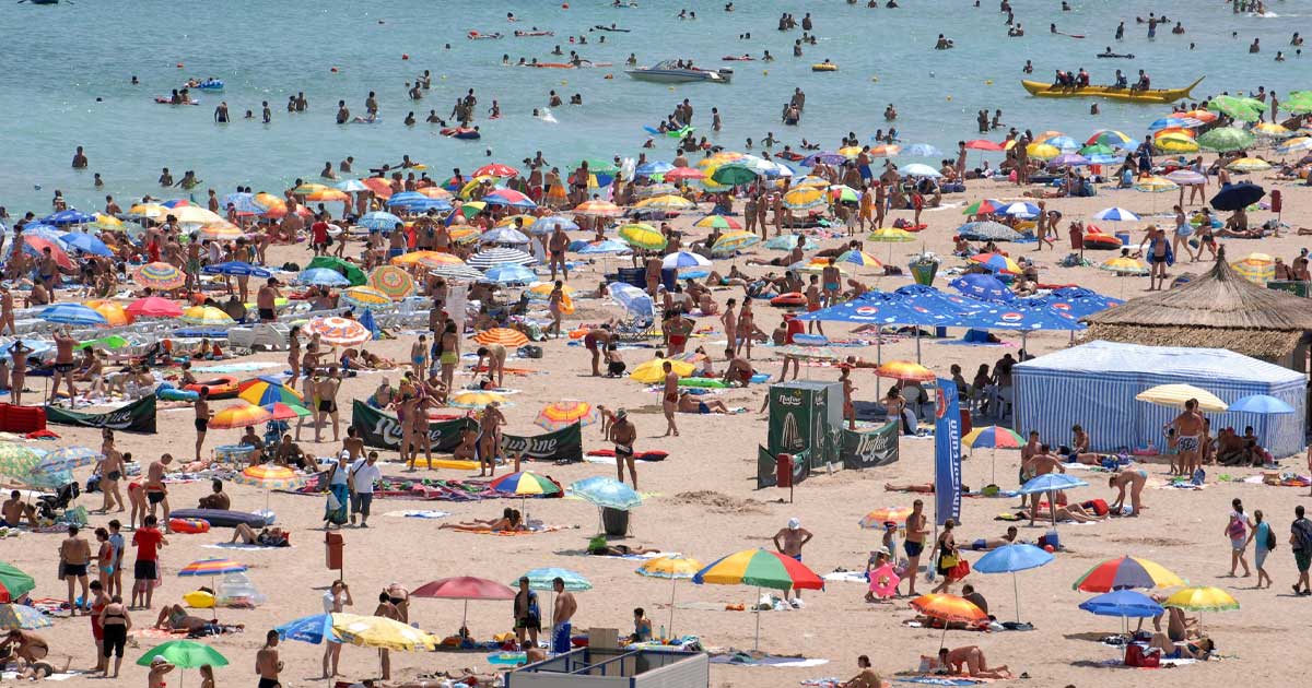 Turiști pe litoralul românesc și în Delta Dunării, regiuni vizate de cererea de sprijin european pentru turism, vara 2026