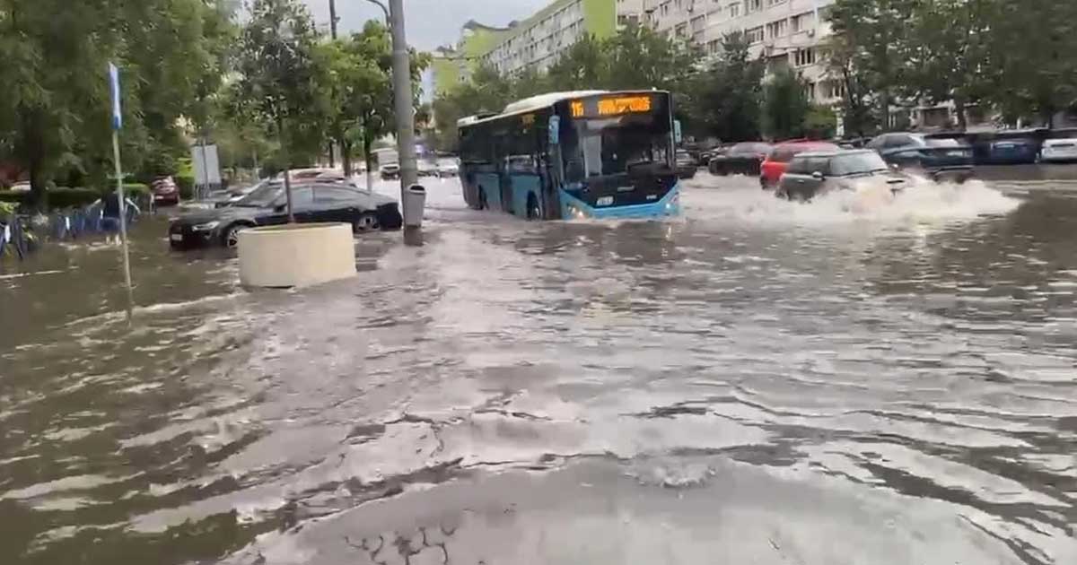 Stradă inundată în București după ploi torențiale, context pentru majorarea tarifului la apă, august 2026