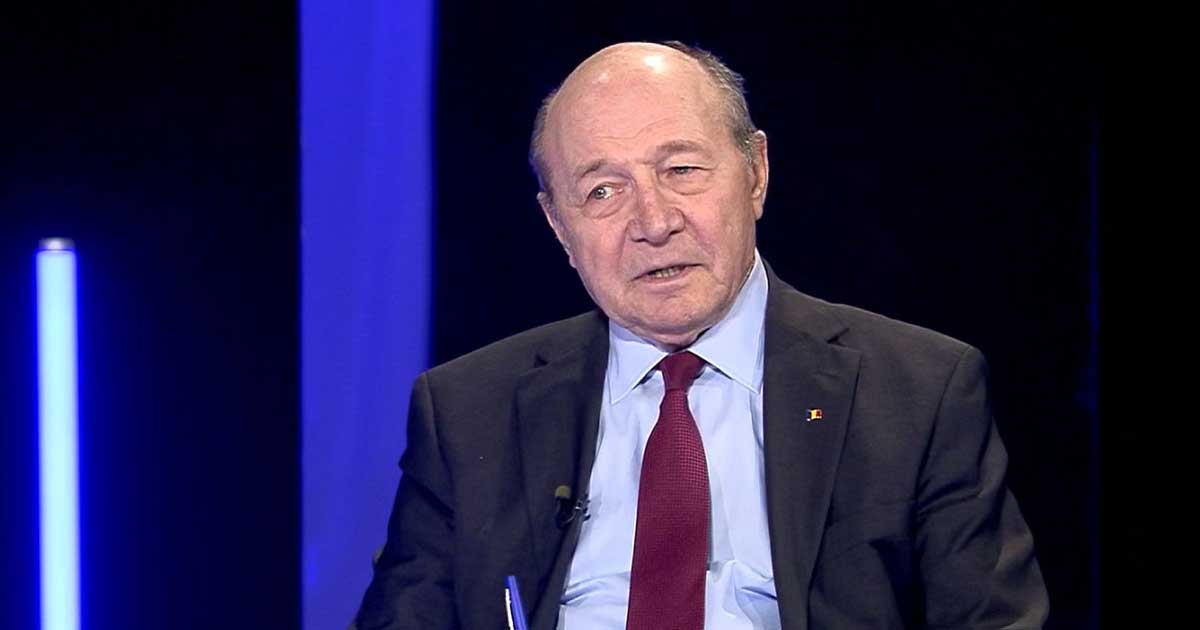 Traian Băsescu în platoul unei emisiuni de televiziune, discutând despre fondurile PNRR, august 2026