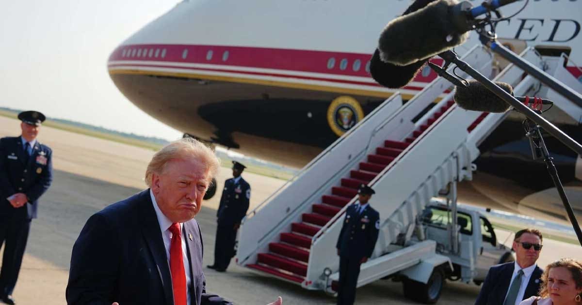 Donald Trump coboară dintr-un avion prezidențial, summit NATO Ankara, Turcia, iulie 2026