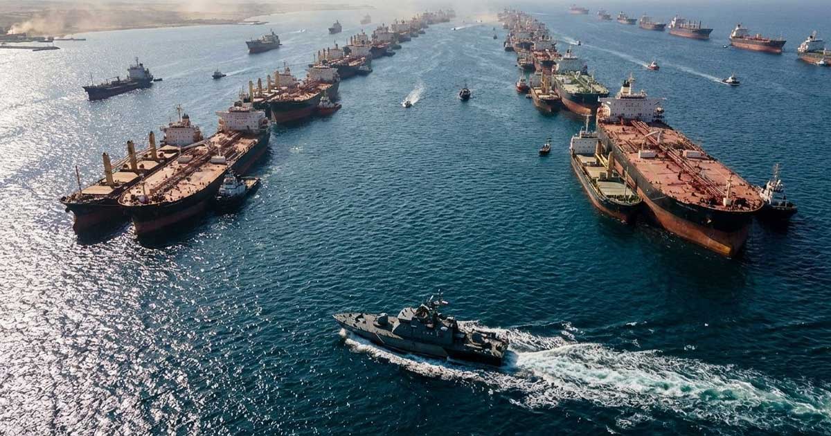 Nave comerciale și militare în zona Strâmtorii Ormuz, context despre blocada navală americană impusă Iranului, august 2026