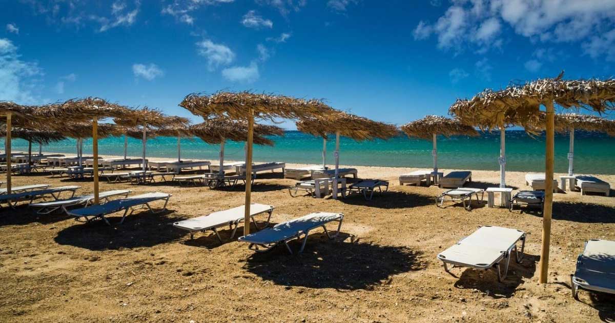 Șezlonguri goale pe o plajă din România, simbol al vacanțelor neaccesibile pentru mulți români, august 2026