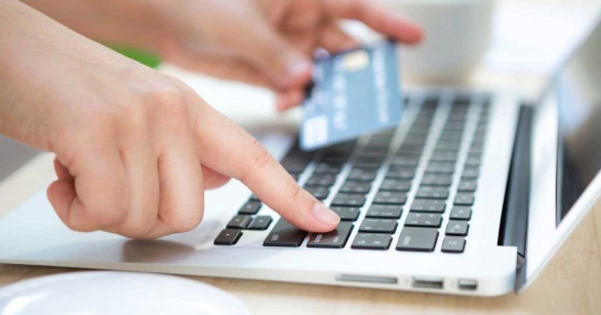 Persoană care verifică online stagiul de cotizare în contul de pe portalul Casei Naționale de Pensii Publice, august 2026