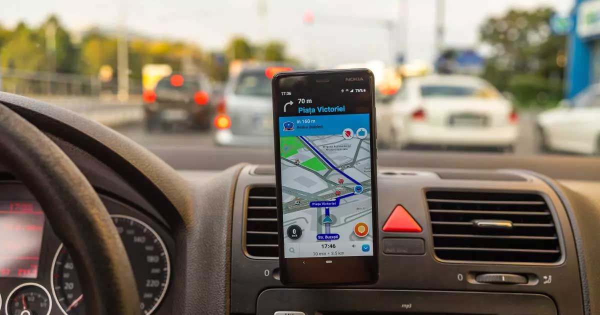 waze alerte radar curtea justitie ue 2026 666037 Telefon montat pe bord afișând aplicația de navigație Waze, în timpul condusului pe o șosea din România, 2026