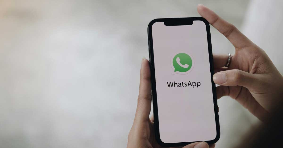 Sigla aplicației WhatsApp afișată pe ecranul unui telefon mobil, în contextul unei defecțiuni globale, august 2026