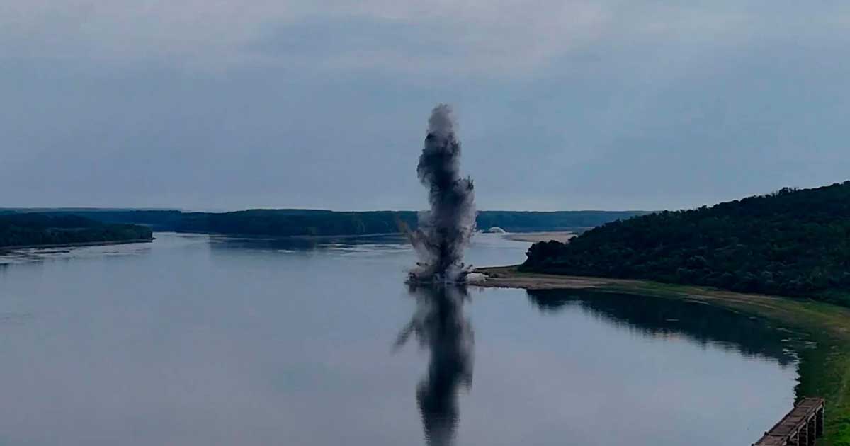 Detonare controlată pe Dunăre, lângă stânca Pârjoaia, în timpul operațiunii pentru Cernavodă, august 2026
