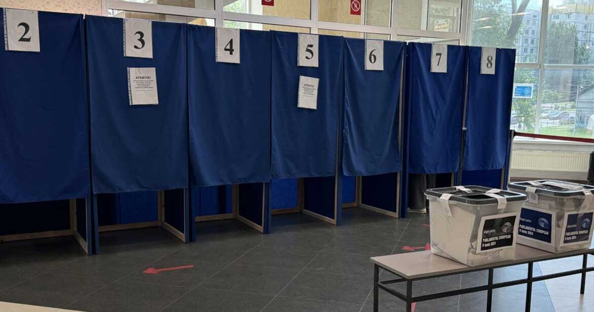 Secție de votare pregătită pentru alegeri la București, imagine ilustrativă pentru organizarea alegerilor anticipate în România, septembrie 2026