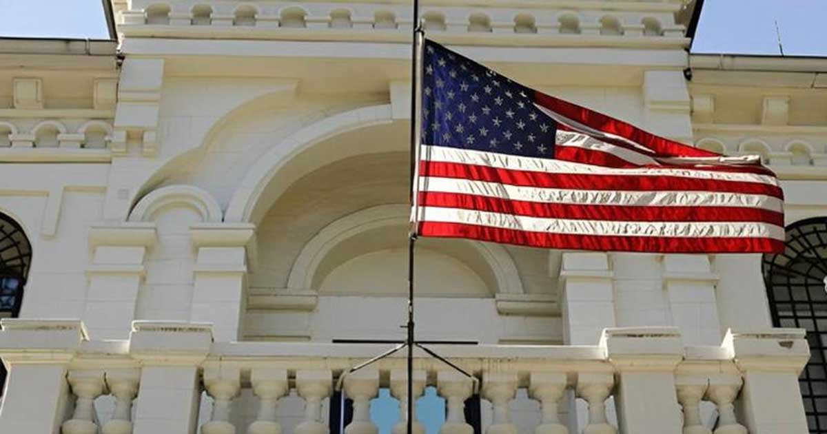 Clădirea unei ambasade americane cu drapelul SUA, pe fondul tensiunilor din Orientul Mijlociu, septembrie 2026