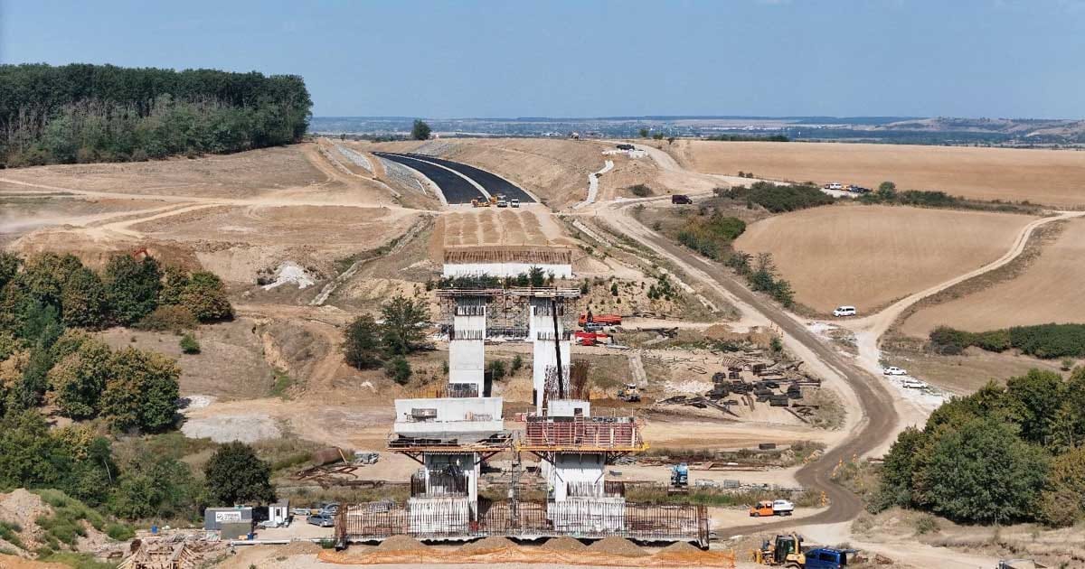 Șantierul Autostrăzii Transilvania pe lotul Suplacu de Barcău–Chiribiș, lucrări de asfaltare, toamna anului 2026