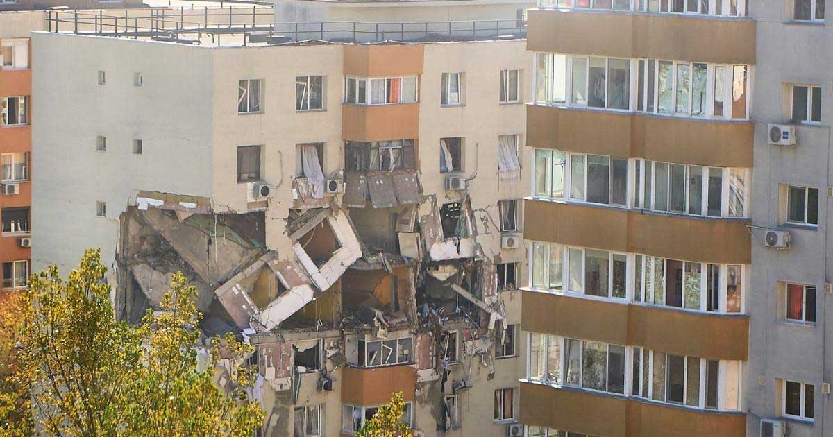 Blocul din Rahova afectat de explozie, schele și lucrări de consolidare la fațadă, București, septembrie 2026