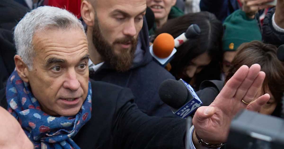 Călin Georgescu în fața Curții de Apel București, înconjurat de susținători, la termenul din procesul privind acțiuni împotriva ordinii constituționale, septembrie 2026