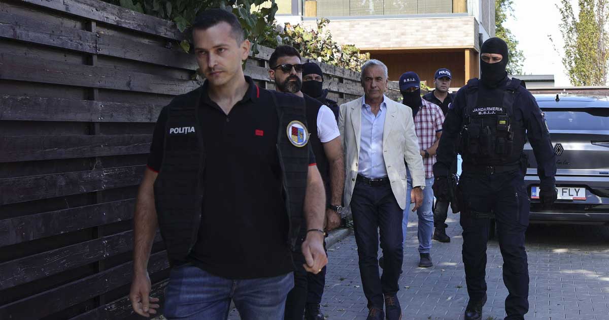 Călin Georgescu escortat de anchetatori DIICOT în timpul perchezițiilor de la Mogoșoaia, septembrie 2026