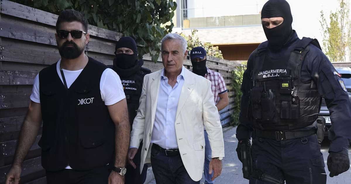 Călin Georgescu escortat de forțele de ordine la locuința sa din Mogoșoaia, în timpul perchezițiilor DIICOT, septembrie 2026