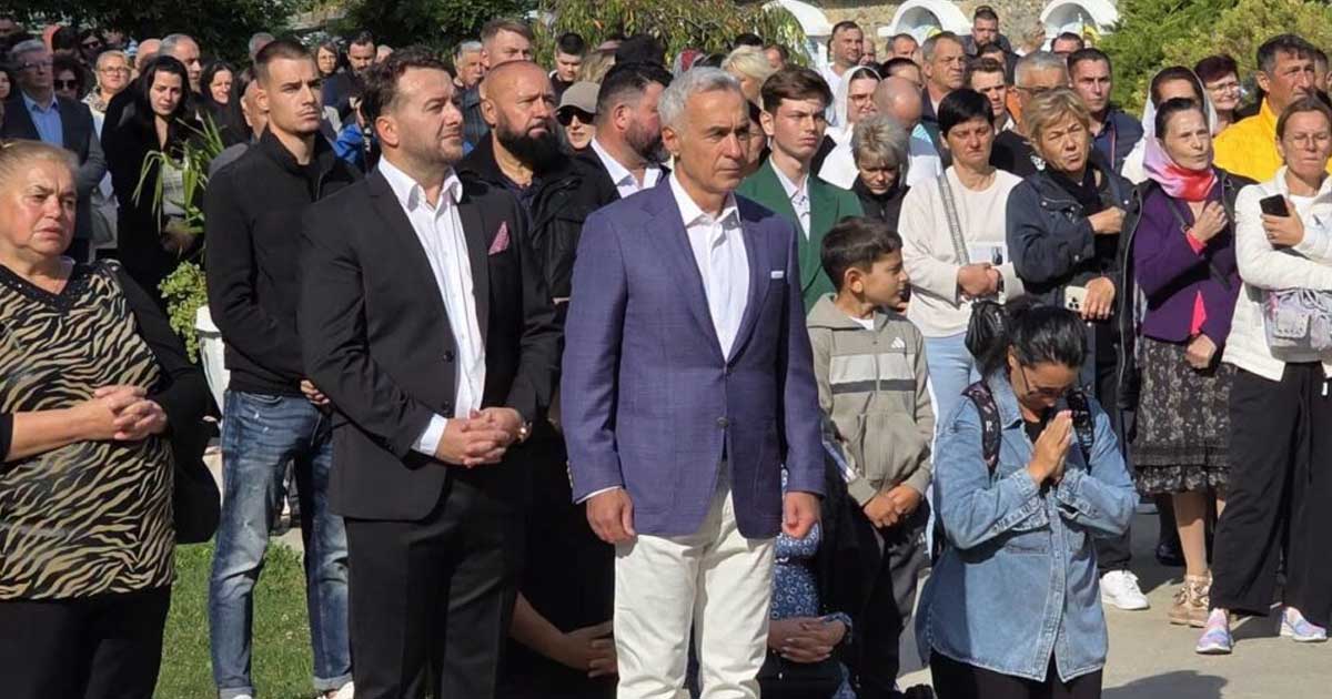 Călin Georgescu la Mănăstirea Sfânta Cruce din Oradea, în timpul slujbei din septembrie 2026