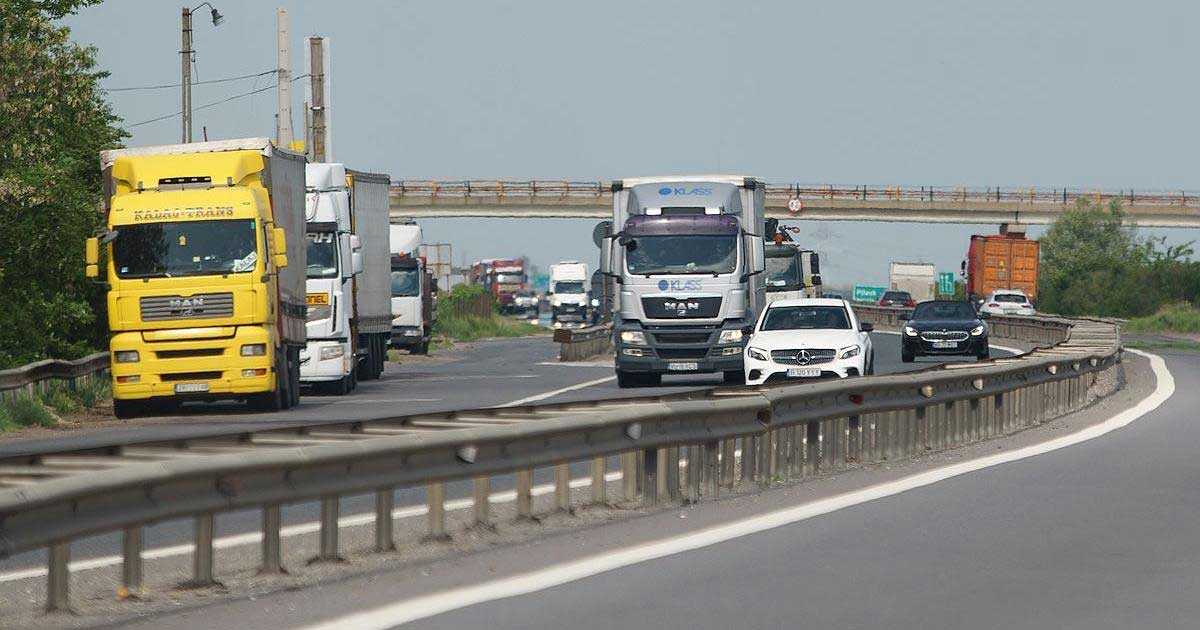 Camioane pe autostradă în România, imagine ilustrativă pentru noul sistem de taxare TollRo, septembrie 2026