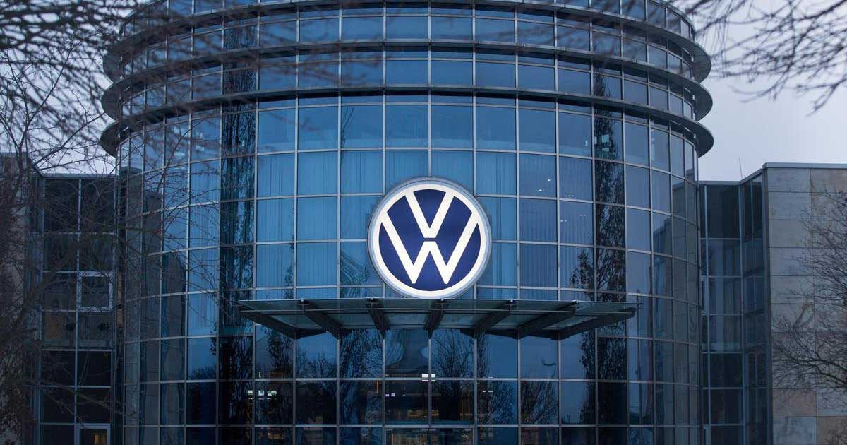 Logo Volkswagen pe o clădire de birouri, simbol al crizei financiare a grupului auto german, 2026