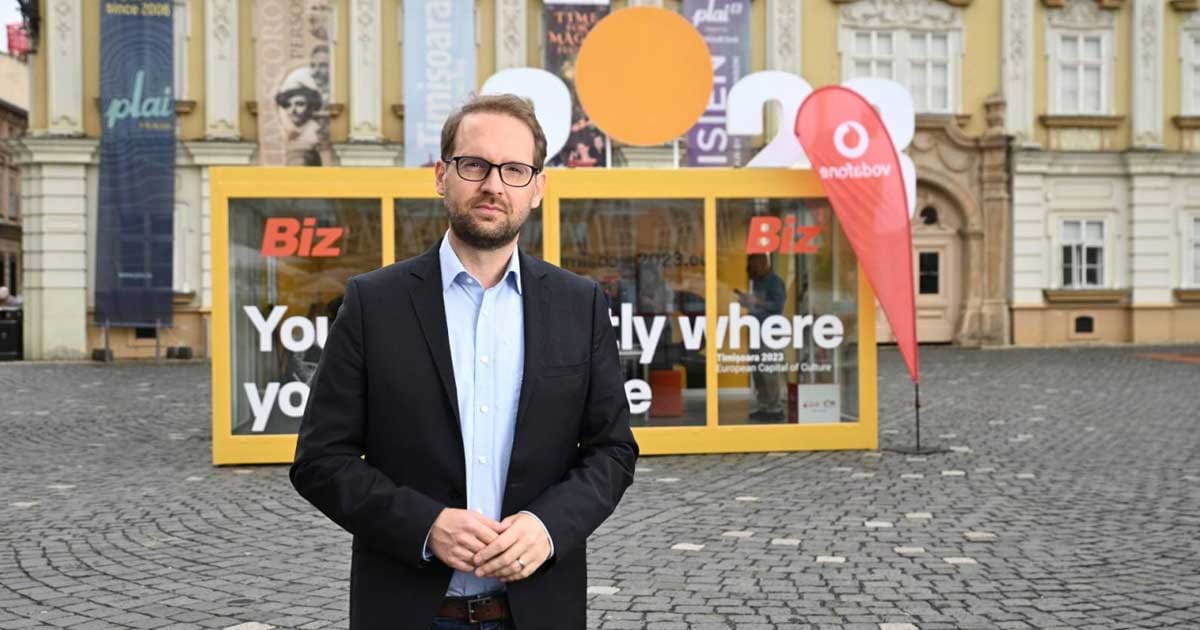 Dominic Fritz în fața Primăriei Timișoara, în ziua în care mandatul lui Fritz a încetat, 30 septembrie 2026