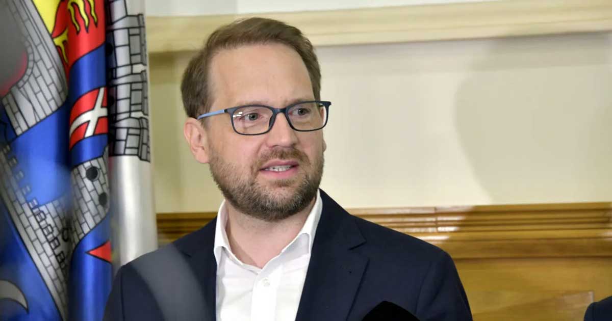 Dominic Fritz, președintele USR, la conferința de presă alături de premierul desemnat Siegfried Mureșan, septembrie 2026